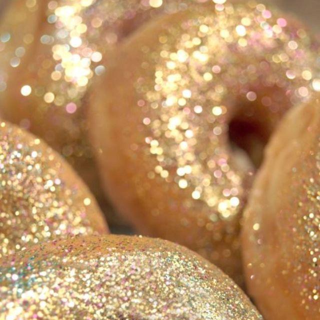 Hochzeit - Glitter Donuts For The Wedding Dessert Table