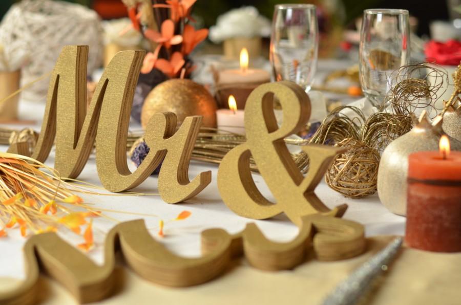 Свадьба - Gold glitter mr. & mrs. wedding signs for sweetheart table,engagement ,phototography ,prop photo prop ,sweetheart table ,MR MRS,Table sign