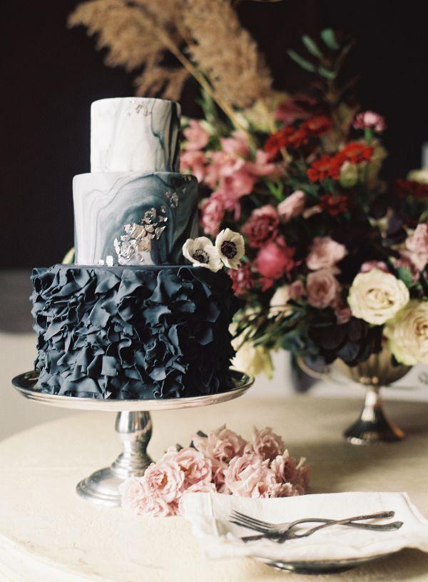 Свадьба - Wedding Cake With Black Ruffles