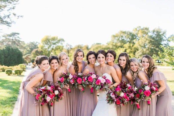 Hochzeit - This Traditional Kansas City Wedding Has The Prettiest Pop Of Color