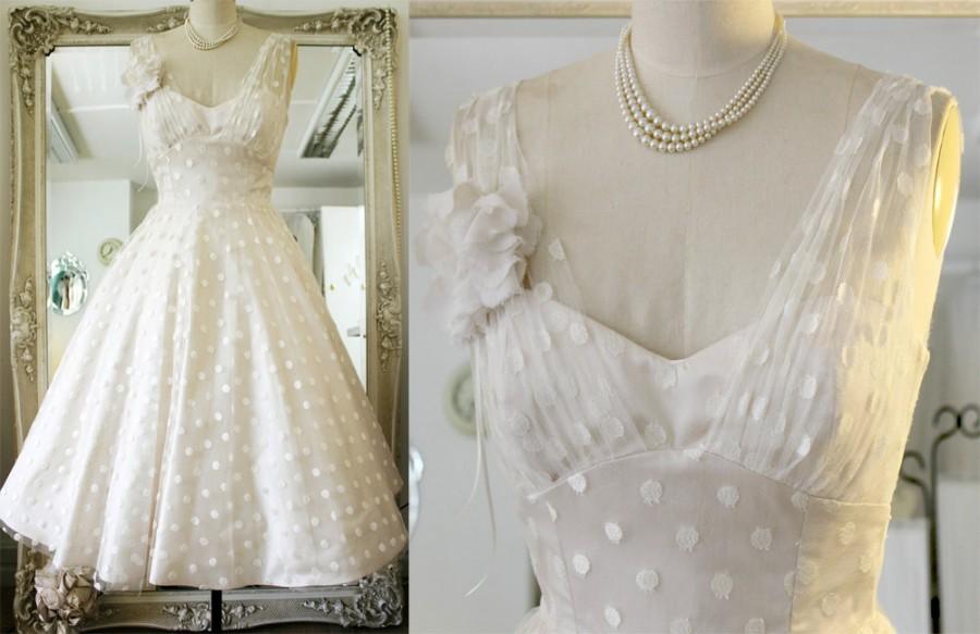 Hochzeit - 50shouse_ 50s inspired vintage fee Polka dots tulle V neckline tea length wedding dress_ custom make