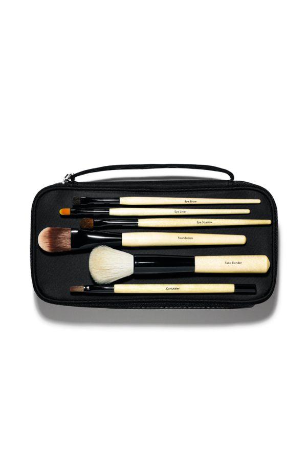 Mariage - 10 Things Every Woman Needs In Her Makeup Bag