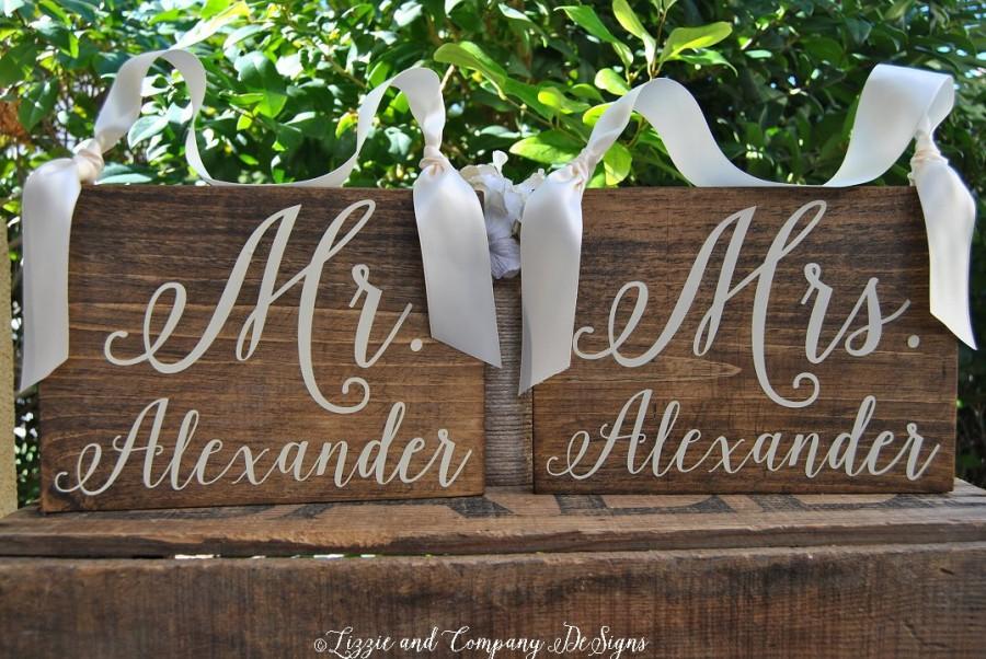 Свадьба - MR and MRS CHaiR SiGnS - Personalized Hanging Signs - SWeeTHeaRT SiGnS - WeDDiNG PhoTo PRoP - Calligraphy Signs -Rustic and Stained - 10 X 7