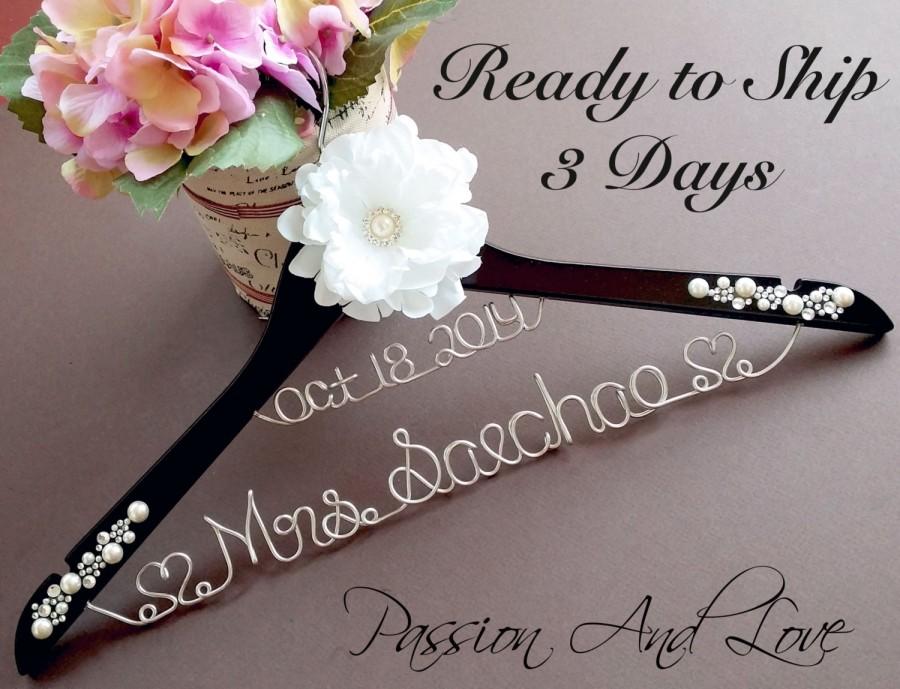 Свадьба - Personalized Bridal Wedding Hanger. Bridal Hanger. Bridal Party. Custome Hanger. Comes With Bow.