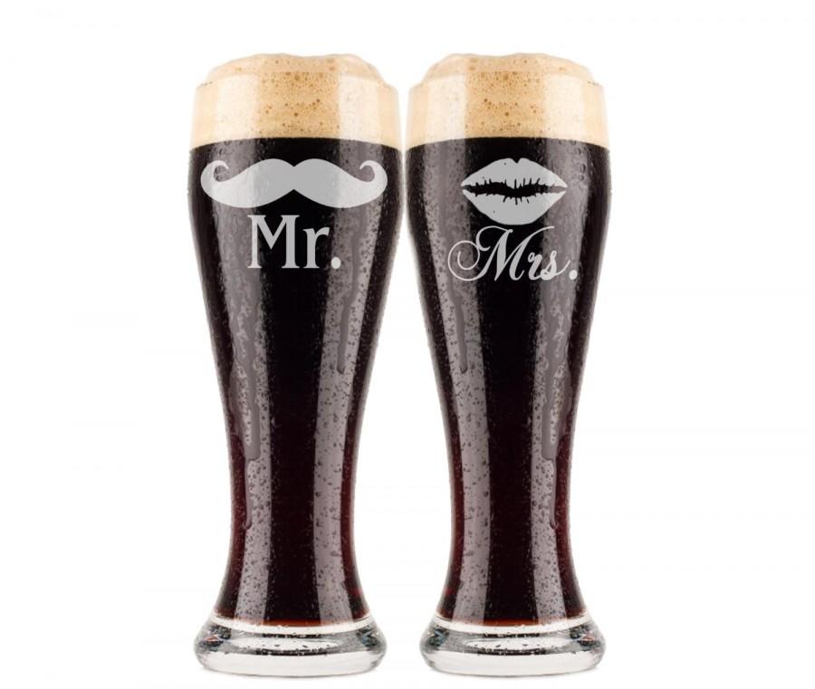 Hochzeit - Mr. and Mrs. Beer Glasses, 2 Etched Pilsners, Just Married, Couples Gift, Wedding Gift, Mustaches and Lips, Housewarming Gift, Beer Glasses