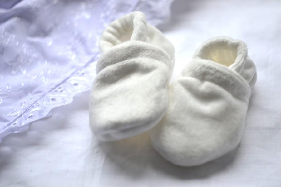 Mariage - Christening Booties Baptismal shoes for boy Christening girl shoes Warm shoes for Baptism Christening Gift Wedding Shoes White baby shoes