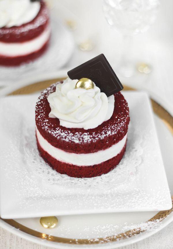 Mariage - Mini Red Velvet Wedding Cakes Instead Of A Sheet Cake.