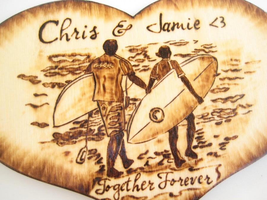 Свадьба - Beach Wedding Cake Topper, Surfers Cake Topper, Silhouette Couple, holding hands, Unique Wedding gift, Pyrography, Personalized, Nautical