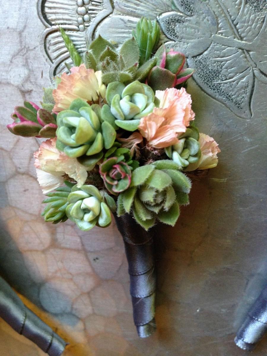 Mariage - Boutonnières, peach/ pink with green and gray succulents