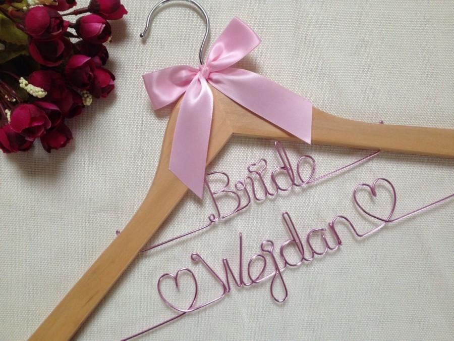 Mariage - Custom wedding hanger with date, personalized bridal hanger, custom wooden wedding hanger, personalized rustic wedding dress hanger