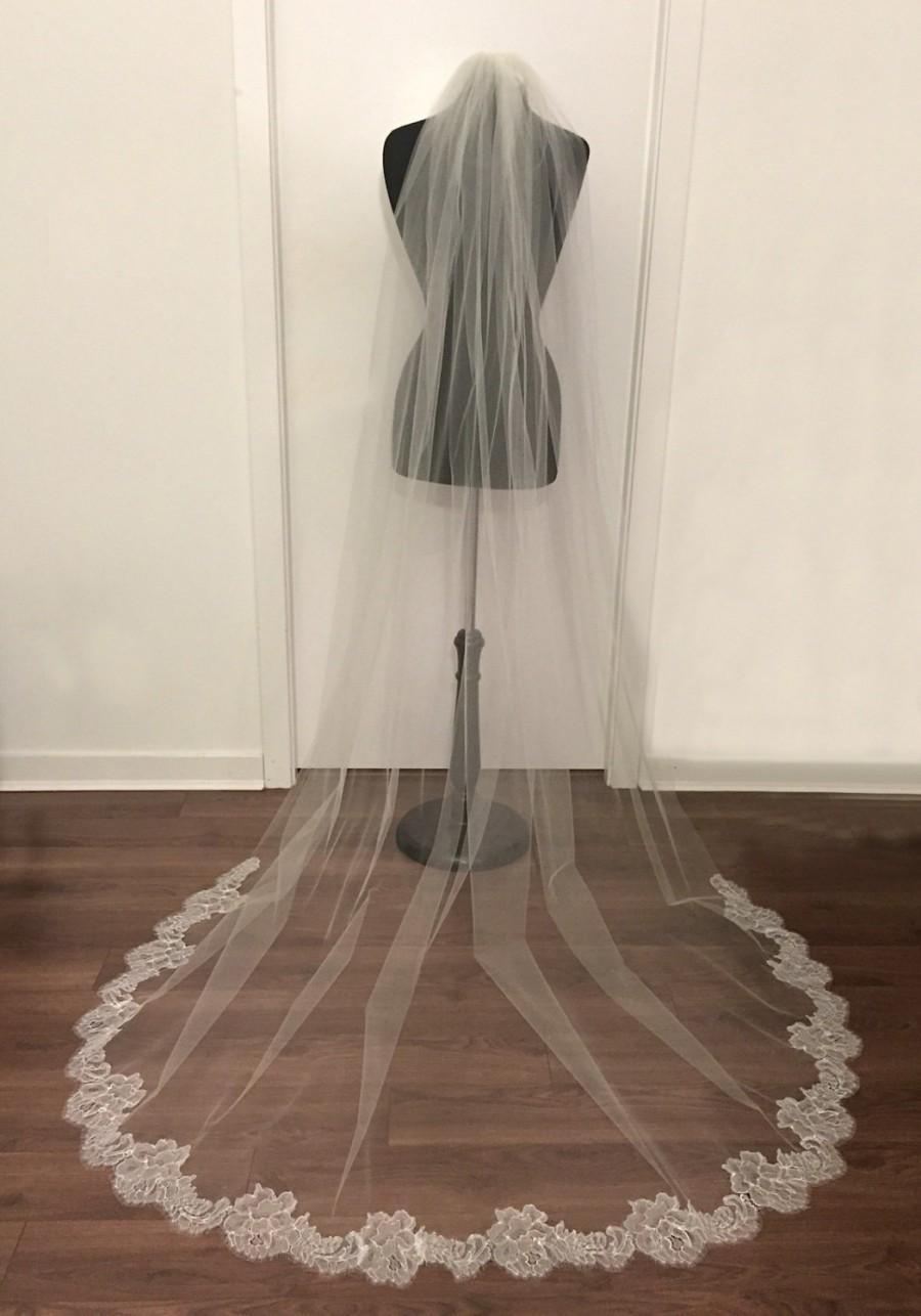 Свадьба - Chapel length veil, Chantilly Lace, Chathedral veil, Lace at hem, Ivory Lace Veil, Bridal veil, lace veil, bridal accessories