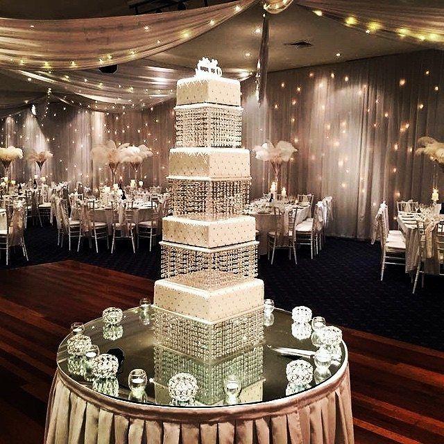 Свадьба - StrictlyWeddings On Instagram: “Glistening Decadence With @delaneyscakes And @splashoccasions! Serving Up Sparkle On Forever Friday.  …”