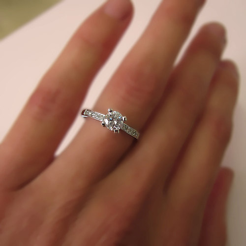 Mariage - Round Shape Diamond Engagement Ring 14k White Gold or Yellow Gold Art Deco Diamond Ring
