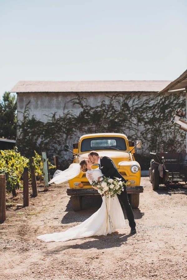 Hochzeit - Kate Spade Would Definitely Approve Of This Black, White, And Gold Wedding At Guglielmo Winery