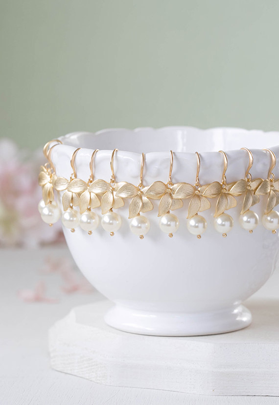 Свадьба - Gold Orchid Flower Round Cream White Pearl Bridal Earrings Wedding Earrings Bridesmaid Earrings Bridal Party Gift Bridesmaid Gift