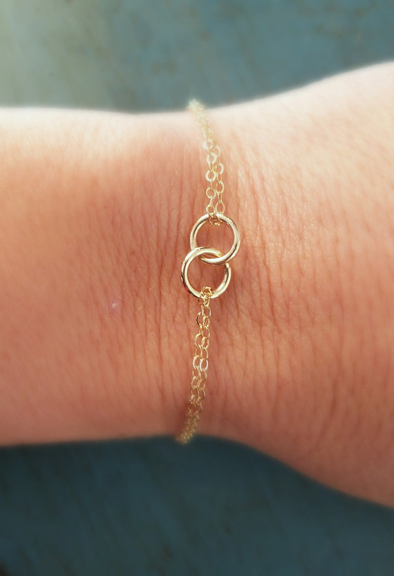 Mariage - Personalized Bridesmaid Jewelry, Eternity Bracelet, Sister Gift, Mom Gift, Linked Circles, Daughter Gift Friendship Bracelet