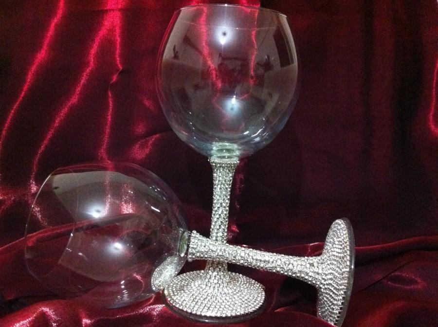 Hochzeit - Set of 2 Custom Wedding Glasses Toasting Glasses Wine Glasses Toasting Flutes For Bride and Groom Table Settings Wedding Gift Decorations