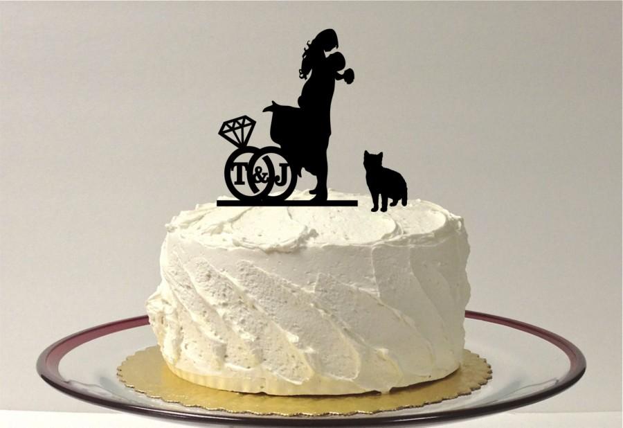 Mariage - ADD YOUR CAT Personalized Wedding Cake Topper with Your Family Last Name Silhouette Cake Topper Bride + Groom + Pet Cat Monogram