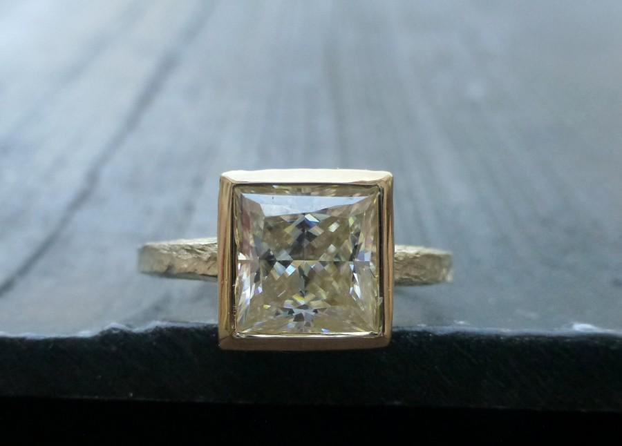 Hochzeit - Princess cut Moissanite engagement ring. 14k yellow gold ring.Hammered Moissanite ring.Square stone ring. Moissanite ring.