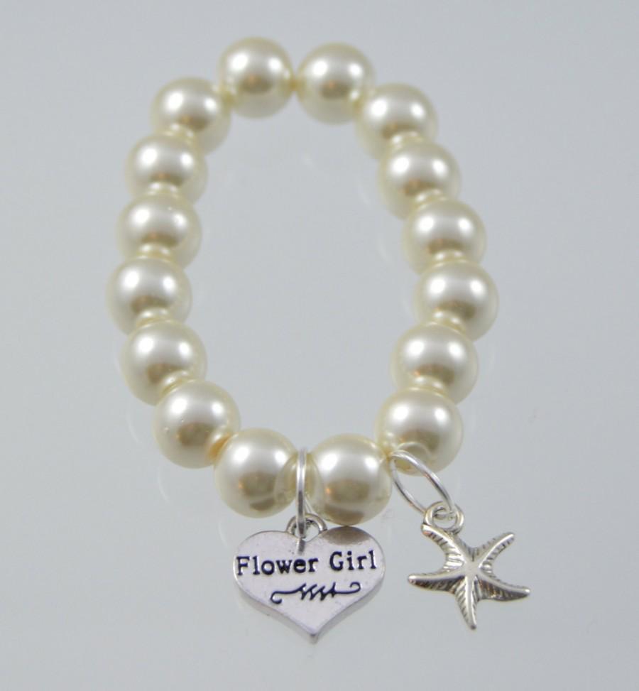 Свадьба - Beach Flower Girl Bracelet with Star Fish Charm, Beach Wedding, Wedding Jewelry, Destination, Star fish Bracelet, Pearl Bracelet, Stretch 