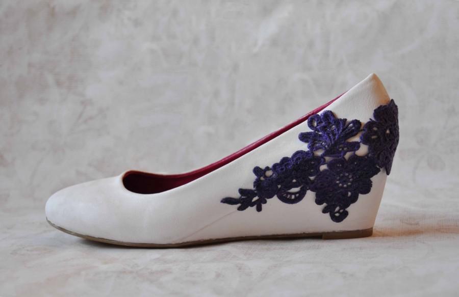 زفاف - Wedding wedges wedge shoes low heels with violet venise lace applique white wedges violet wedding wedge white wedding shoes bridal wedges