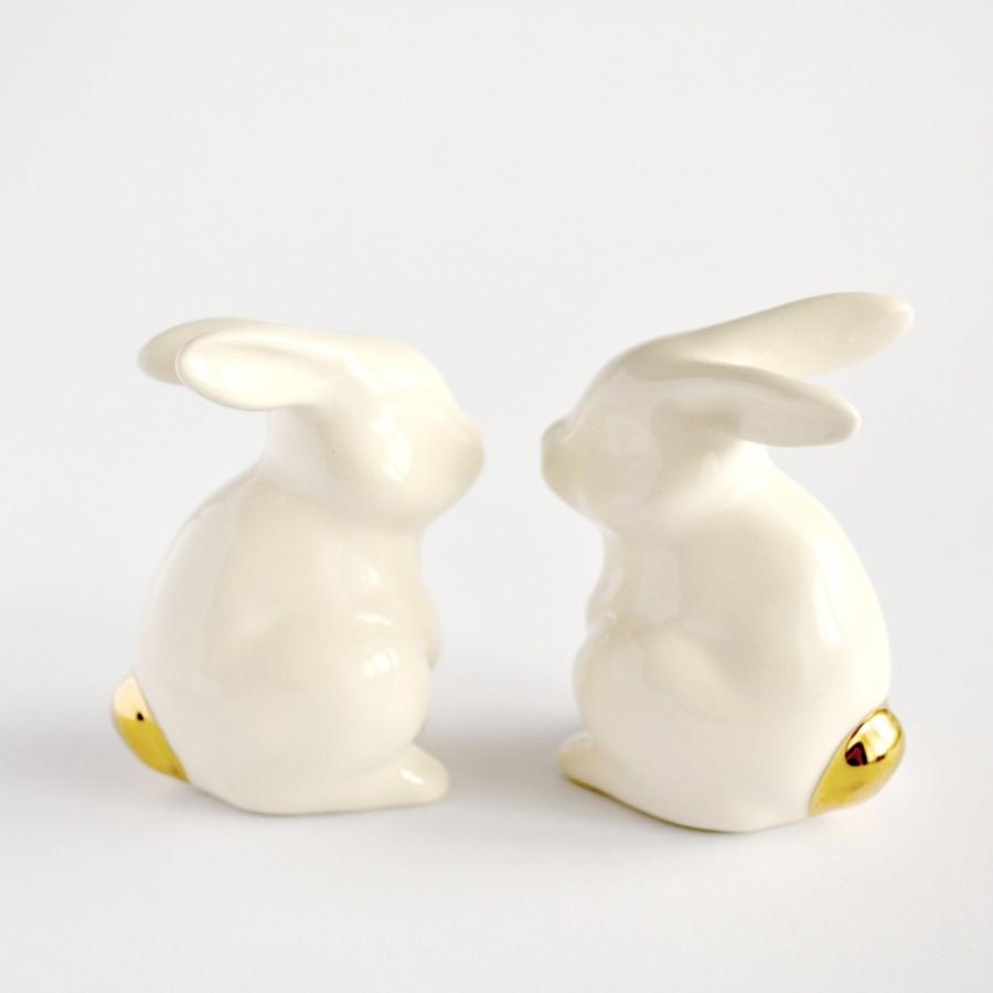 Свадьба - Wedding cake topper bunny rabbits - Wedding cake topper - white bunnies w/ 24K gold tails - pair of wedding date love Easter bunny rabbits