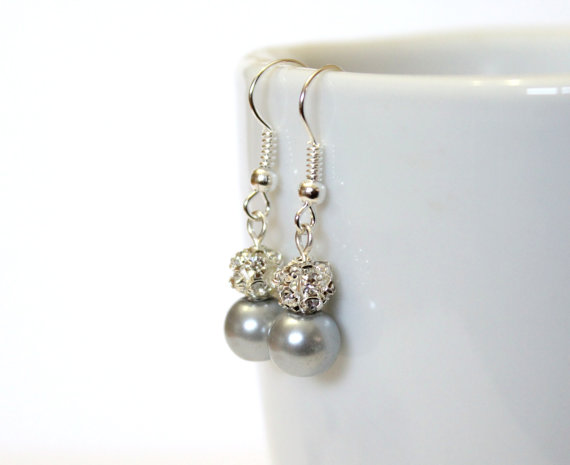 زفاف - Grey Pearl Earrings, Bridesmaid Earrings, Pearl Drop Earrings, Swarovski Pearl Earrings, Grey Pearls in Sterling Silver, 8 mm Pearls