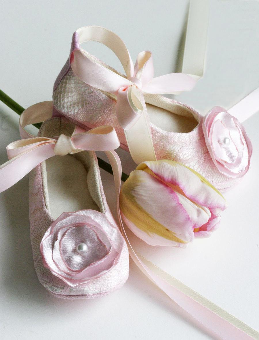 Hochzeit - Pink Lace Flower Girl Shoes, Baby Ballet Slipper, Toddler Wedding Shoe, Girls Spring Wedding, Christening Shoe, Crib Shoe, Baby Souls Shoes