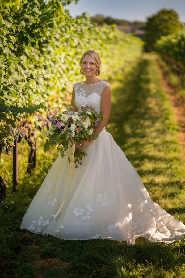 Hochzeit - Rustic Floral-Filled Connecticut Winery Wedding