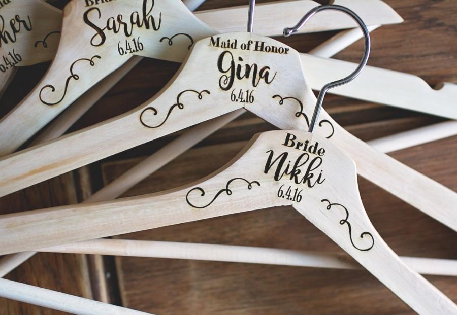 زفاف - Wood hangers, Bride hangers, bridal party hangers, bride gift, bridal party gift, wedding hangers, bridesmaid hangers, engraved hangers