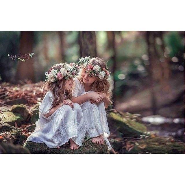 Hochzeit - StrictlyWeddings On Instagram: “Cute Flower Girls With Elegant Floral Crowns. Photo By @studiocolibri      …”