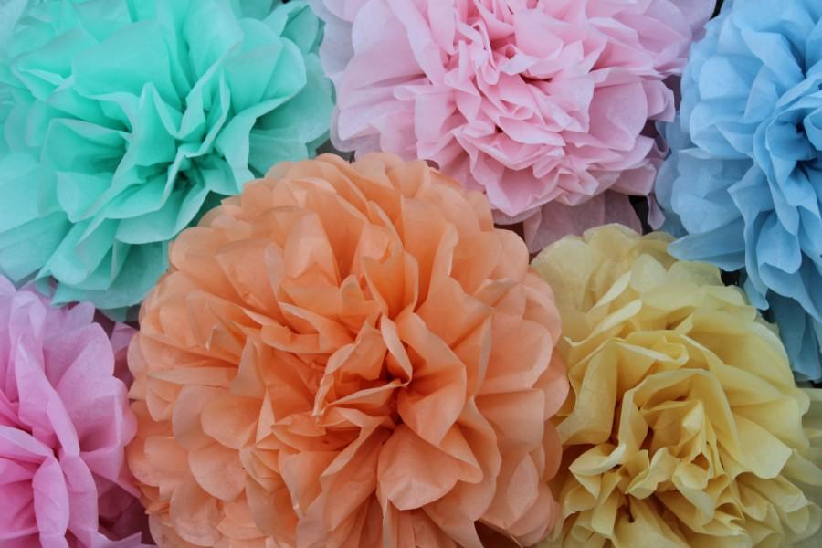 Свадьба - 9 tissue Pom Poms - Pick your colors- wedding decorations/ photography prop/ holiday party decorations/ Thanksgiving table setting