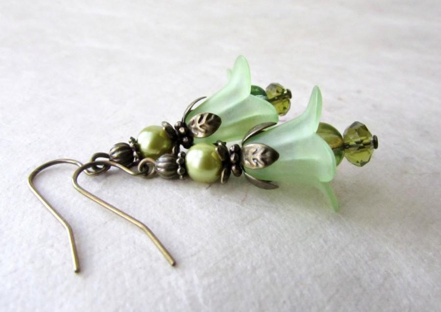 Mariage - Peridot Flower Earrings. Lucite Flower Earrings. Pastel Green Earrings. Rustic Spring Wedding Jewelry. Bohemian Handmade Lily Earrings.