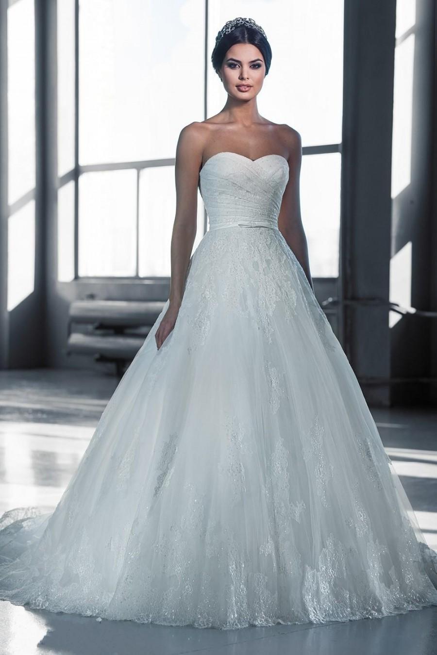 Mariage - Fantastic Sweetheart A Line Lace Wedding Dress With Belt Vestido De Novia Sweep Train Beads Bridal Ball Gown Sleeveless A-Line Online with $106.81/Piece on Hjklp88's Store 