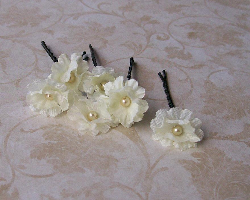 Wedding - Ivory Wedding Small Flower Hair Pins -  Ivory Cream Bridal Hair Pins - Pearl Center Flowers - Six Bobby Pins