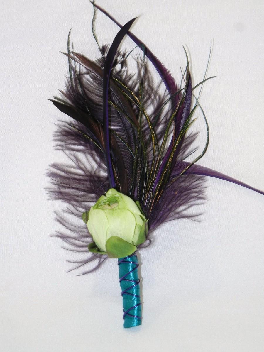 Hochzeit - Purple Feather Boutonniere with green rananculus bud