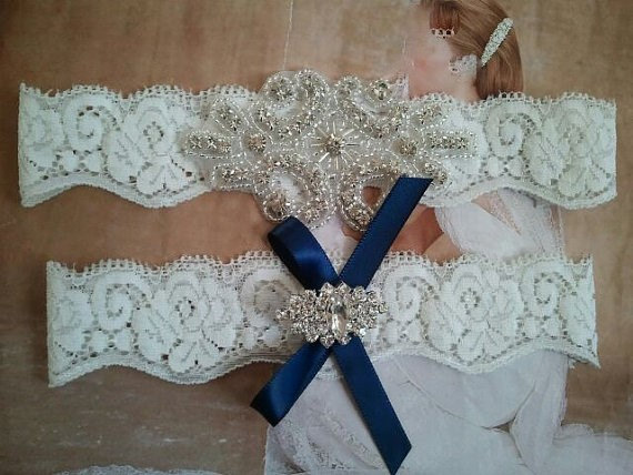 Свадьба - SALE - Wedding Garter, Bridal Garter, Garter - Crystal Rhinestone  on a White Lace with Navy Bow - Style G2084