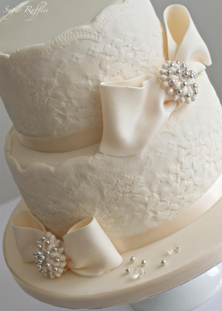 Hochzeit - Lace Wedding Cake With Bows And Sparkle