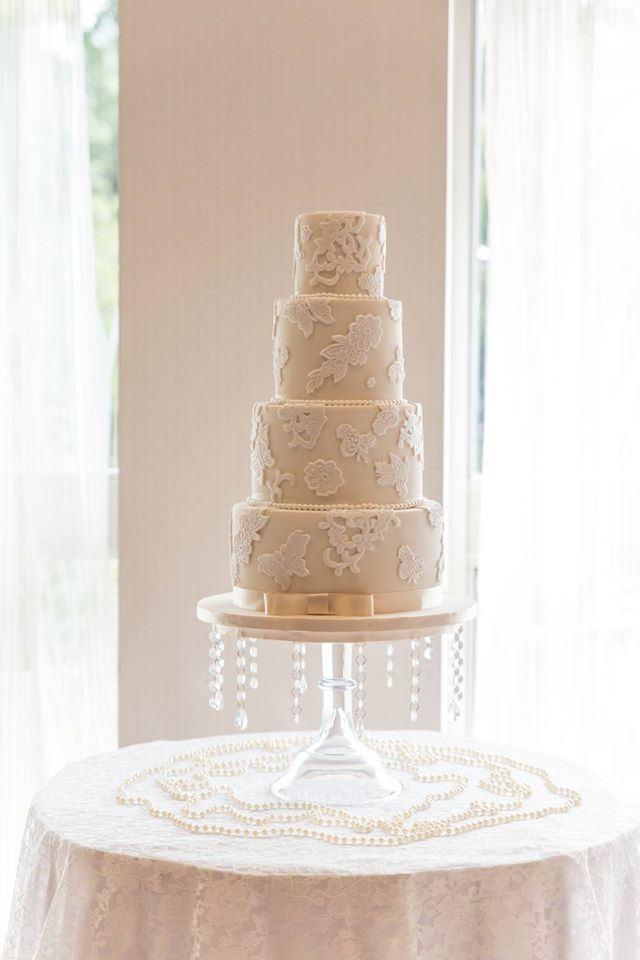 Mariage - Lace Applique Wedding Cake