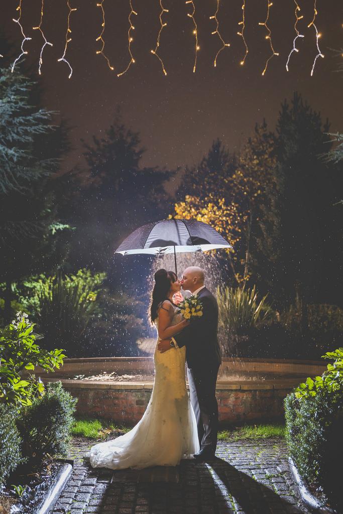 Mariage - A Rainy Wedding Day In Manchester, England.