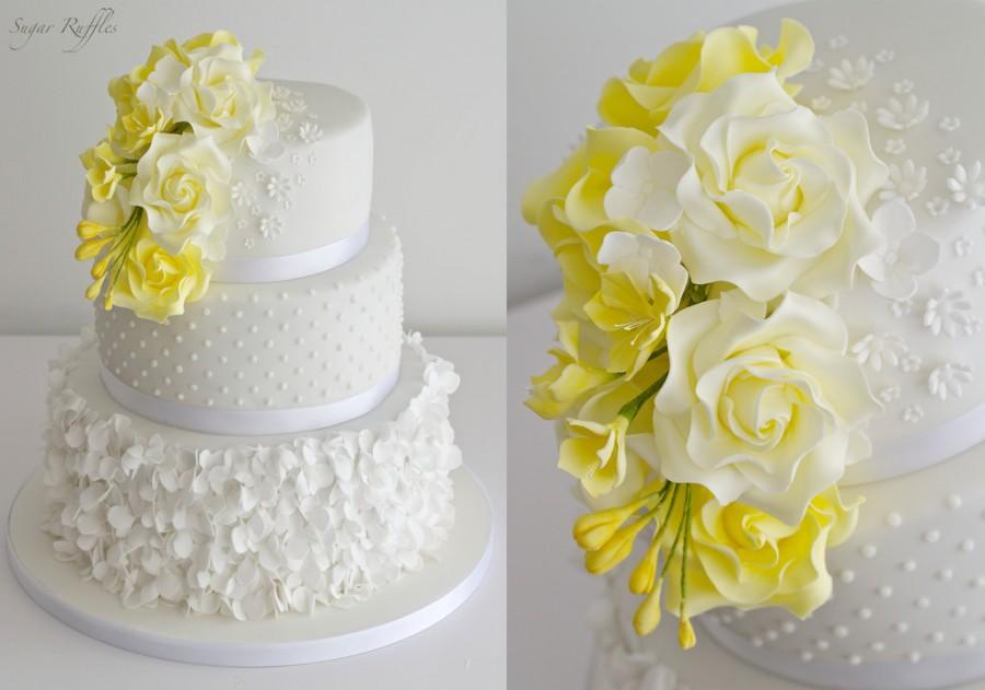 Mariage - Yellow Petal Cascade Wedding Cake