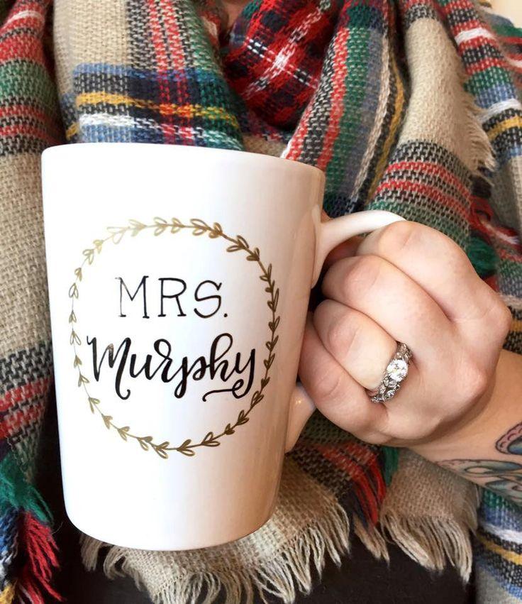 Mariage - Mrs. New Last Name Wedding Gift / Engagement Gift / Teacher Gift / Classroom / Custom Personalized Mug.