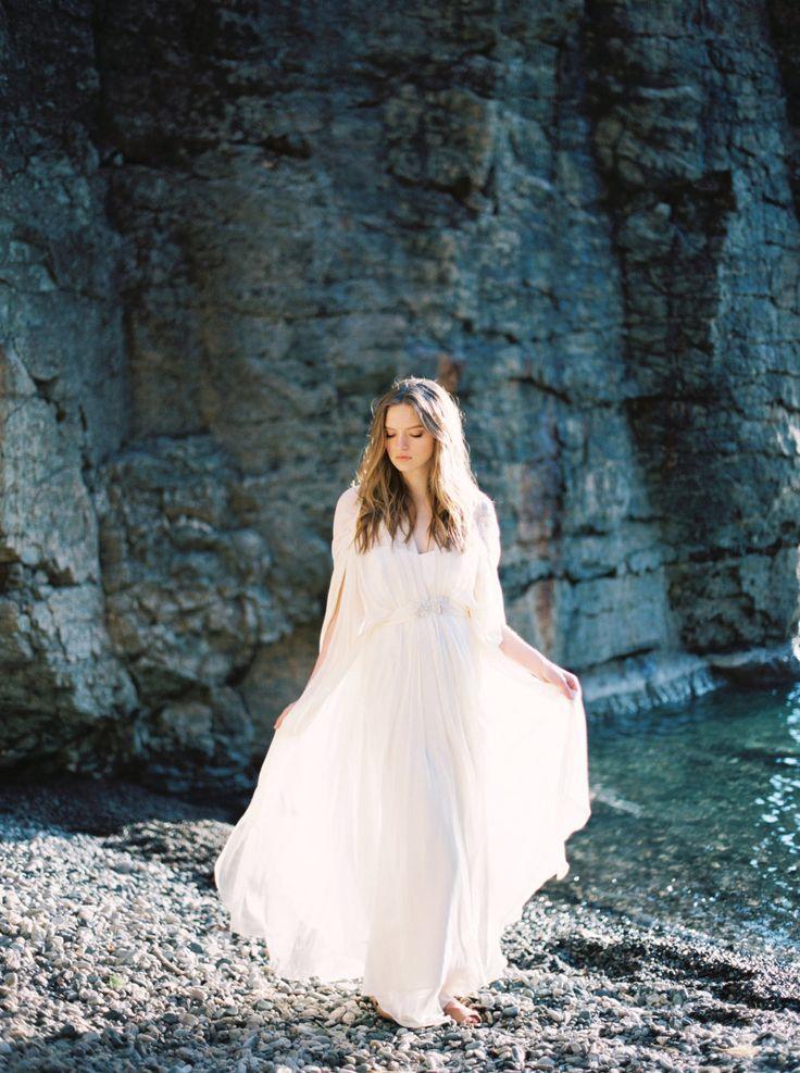 Mariage - Organic Black Rocks Beach Wedding Inspiration