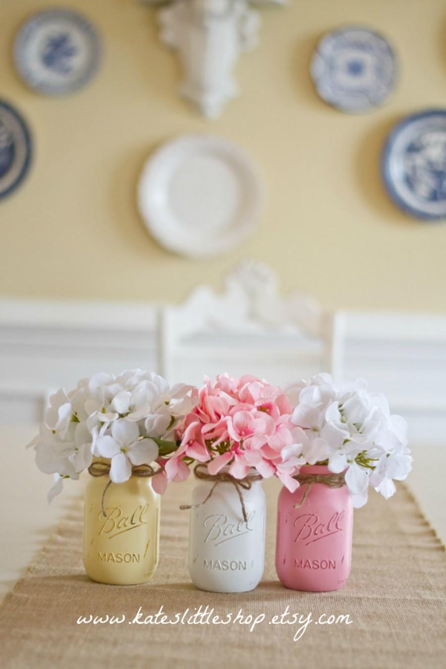 Hochzeit - Set of 3 Painted Mason Jars. Baby Yellow/White/Pink. Home Decor. Mantel Decor. Nursery. Girls Room. Vase. Wedding Decor. Centerpiece.