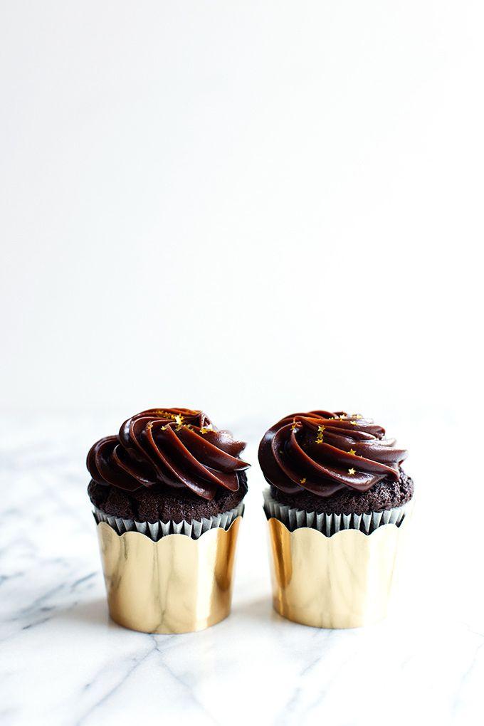 Hochzeit - Double Chocolate Sour Cream Cupcakes - Hungrygirlporvida.com