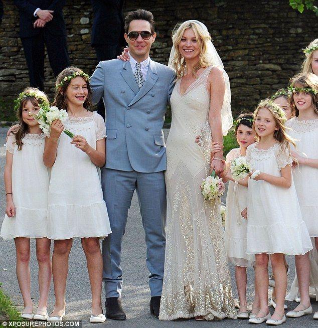 زفاف - She's Mrs Rock Chick Now! Beaming Kate Moss Gets Hitched To Jamie Hince With Daughter Lila Among The 15 Bridesmaids