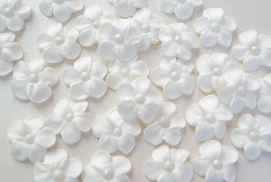 Mariage - Small white flowers with pearl centers  -- Cake decorations cupcake toppers edible (24 pieces)