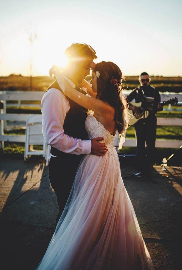 زفاف - We're Not Horsing Around, This Iowa Barn Wedding Is A Rustic Bohemian Dream