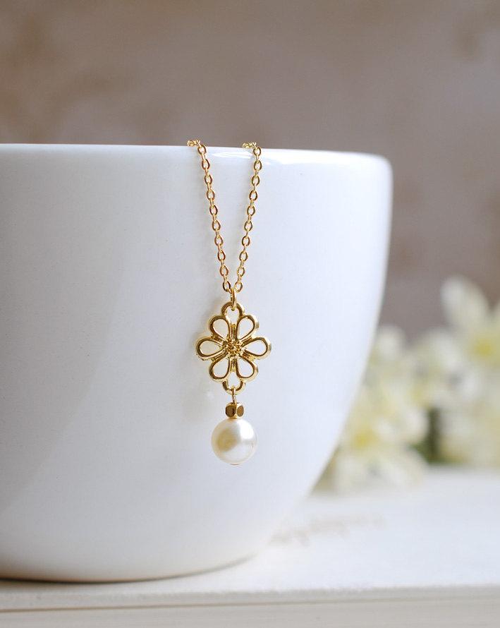 زفاف - Bridal Necklace. Gold Flower Pendant and Swarovski Cream Pearl Necklace. Wedding Jewelry, Bridesmaid Necklace, Maid of Honor Gift