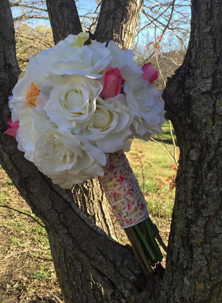 Свадьба - White Roses with Multi Colored Roses Buds Cottage Chic Brides Bouquet Wedding Trend 2016 Unique Beautiful